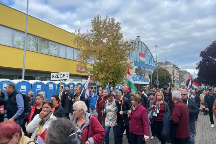 A Császár-Komjádi Sportuszuda felől érkeznek a szegedi résztvevők, mellettük DPK-sátrak várják a szimpatizánsokat – Fotó: Molnár Réka / Telex