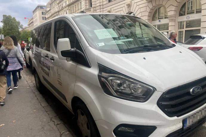 Magyar Falu feliratos kisbusz a CÖF-ös parkolókártyával. Sok helyen az önkormányzat szervezi a békemenetes utazásokat – Fotó: Molnár Réka / Telex