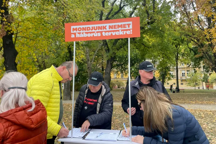 Már a buszon elindult az aláírásgyűjtés, de a rendezvényen több helyen is voltak pultok, ahol a résztvevők nemet mondhatnak a háborús tervekre, jelentsen ez bármit is – Fotó: Molnár Réka / Telex
