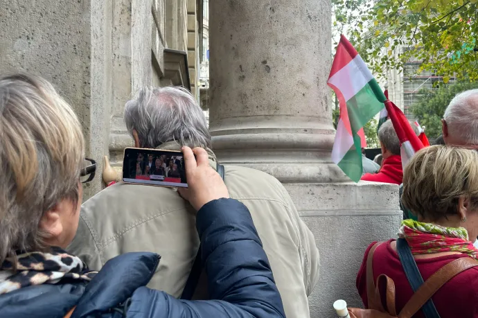 Orbán Viktor beszélt végül az okostelefonokon és a távol lévő színpadon – Fotó: Molnár Réka / Telex