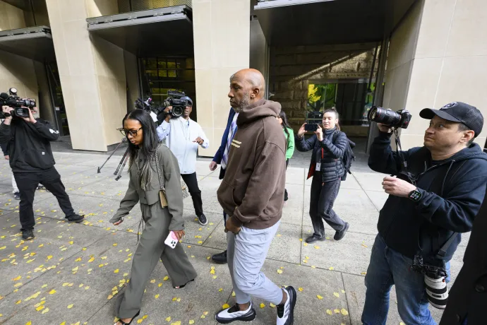 Chauncey Billups, a Portland Trail Blazers felfüggesztett vezetőedzője, ahogy elhagyja a portlandi bíróság épületét 2025. október 23-án – Fotó: Mathieu Lewis-Rolland / Getty Images