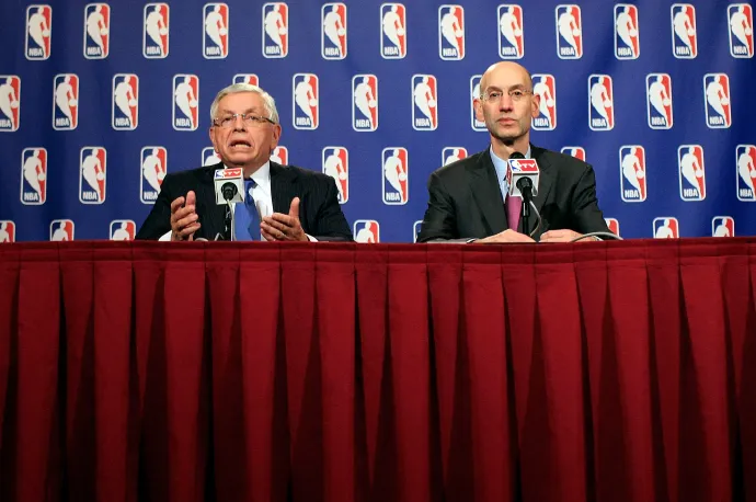 Az NBA-t 2014-ig vezető David Stern (balra), és utódja, az azóta NBA-főtitkár Adam Silver (jobbra) – Fotó: Patrick Mcdermott / Getty Images