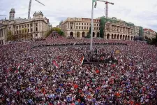 A cellainfón élcelődik Magyar Péter az operatív törzs tájékoztatása után