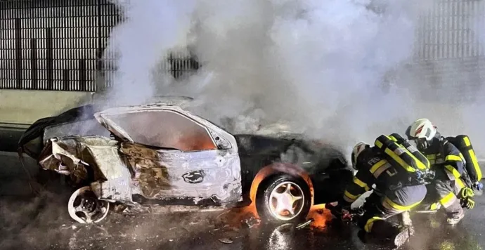 A kiégő autó a mentés közben – Fotó: FF