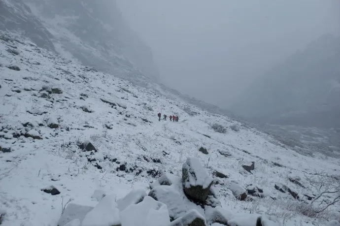 Megcsúszott, egy megáradt patakba esett és meghalt egy 41 éves magyar turista a Magas-Tátrában