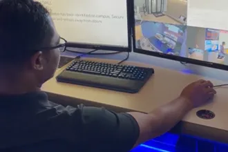 Rendőröket küldött egy diákra az MI, mert fegyvernek nézte a kezében lévő csipszes zacskót