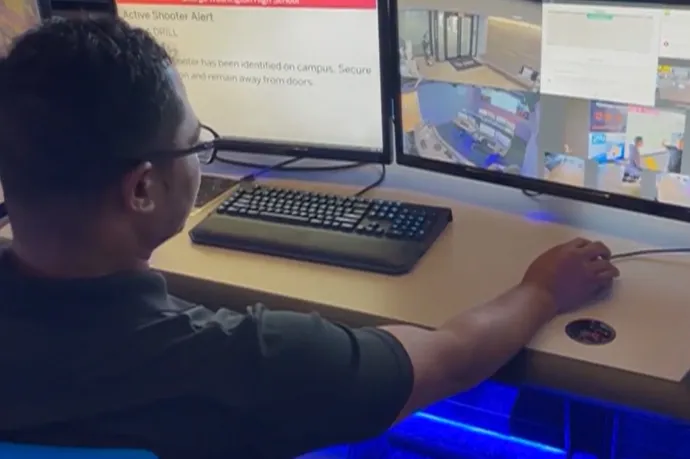 Rendőröket küldött egy diákra az MI, mert fegyvernek nézte a kezében lévő csipszes zacskót