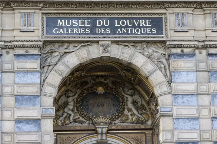 Elfogtak két férfit, akiket a párizsi Louvre kirablásával gyanúsítanak