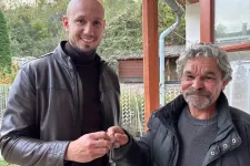 Átadta a grábóci testvéreknek az új, még Gyurcsány által megígért házuk kulcsait a DK