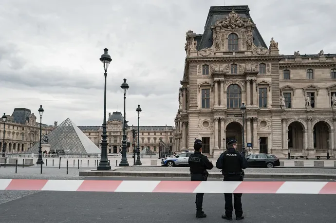 Rendőrök a Louvre előtt a lezárás napjaiban – Fotó: Jerome Gilles/NurPhoto/Getty Images