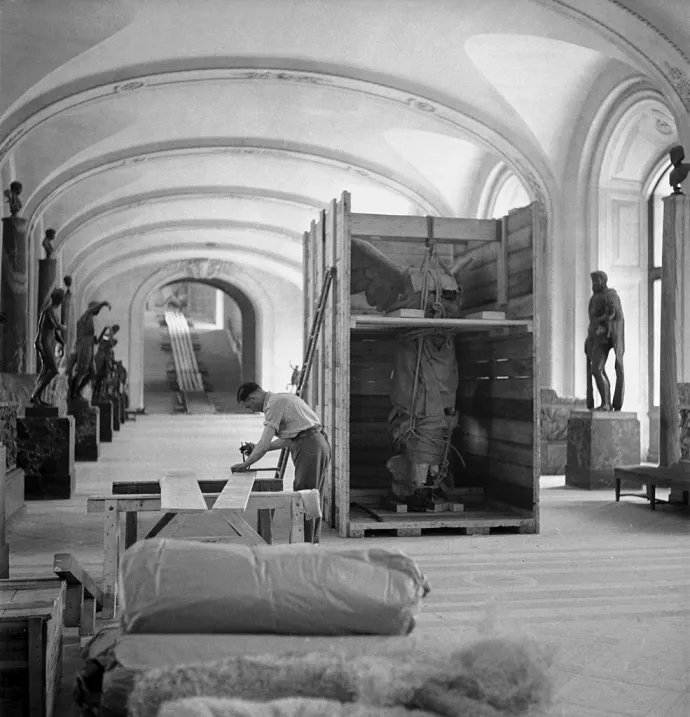A műtárgyak kicsomagolása, miután 1945-ben visszaérkeztek a Louvre-ba -Fotó: Pierre Jahan / Roger Viollet/ Getty Images