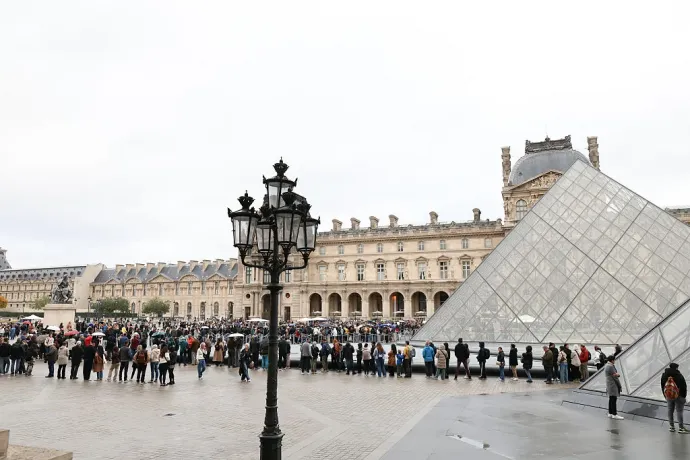 Kígyózó sor a Louvre előtt az októberi rablás után – Fotó: Pierre Suu /Getty Images