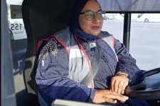 Történelmet írt egy nő Ománban már azzal, hogy buszsofőrként kezdett dolgozni