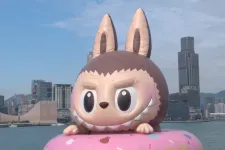Óriási úszó Labubu jelent meg Hongkong kikötőjében