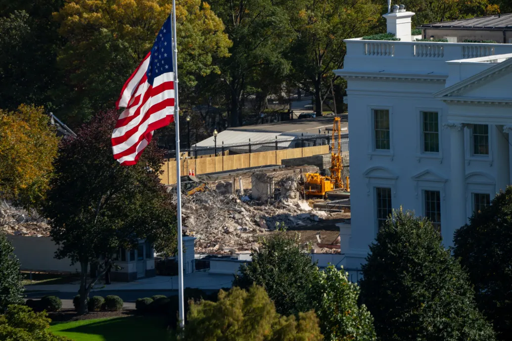 Tagadta, hogy megtenné, mégis eldózeroltatta Trump a Fehér Ház egy részét gigantikus bálterme érdekében