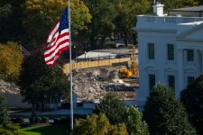 Tagadta, hogy megtenné, mégis eldózeroltatta Trump a Fehér Ház egy részét gigantikus bálterme érdekében