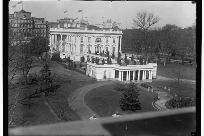 Tagadta, hogy megtenné, mégis eldózeroltatta Trump a Fehér Ház egy részét gigantikus bálterme érdekében
