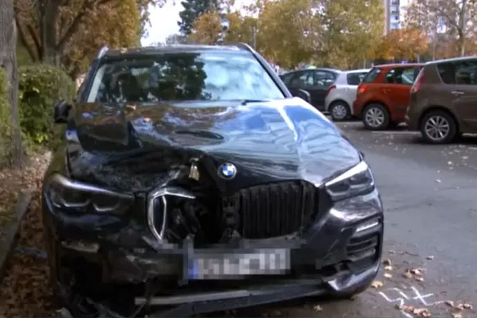 285 lóerős BMW-vel gyakorolta a vezetést egy nő, hat kocsit tört össze