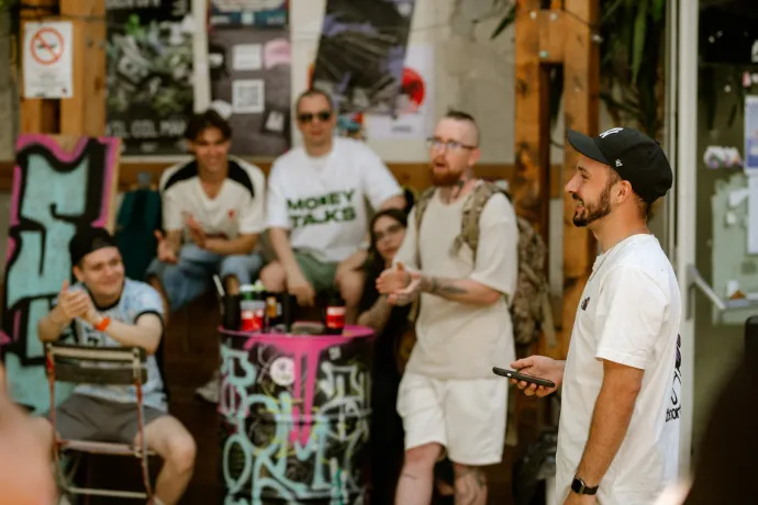 „Veletek, egyedül, közösen, csapatom, B-O-M, tudod, bomba a csapatom.”