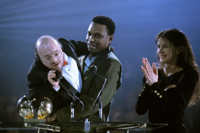 Az üvegcsontú zongoristazseni, aki tudatmódosítókkal, nőkkel és jazzel enyhítette a fájdalmait