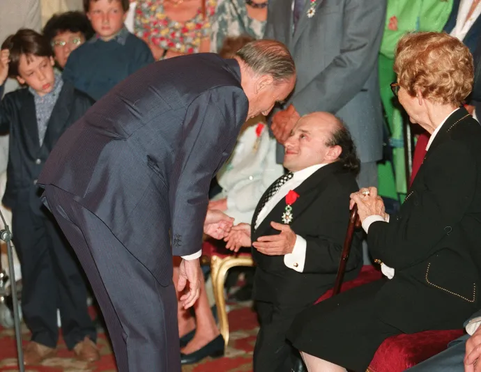 François Mitterrand francia elnök Becsületrenddel tünteti ki Michel Petruccianit 1994. június 22-én – Fotó: Gerard Fouet / AFP