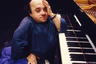 Az üvegcsontú zongoristazseni, aki tudatmódosítókkal, nőkkel és jazzel enyhítette a fájdalmait