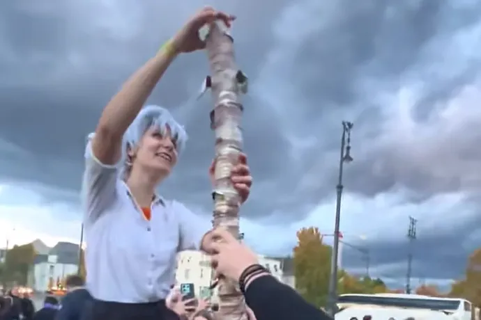 Miért épít pudingosdobozokból tornyot egy rakás tinédzser a Hősök terén?