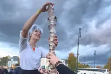 Miért épít pudingosdobozokból tornyot egy rakás tinédzser a Hősök terén?