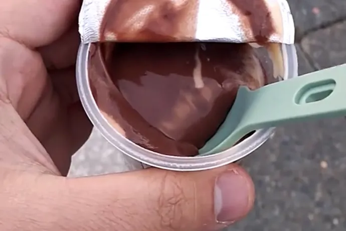 Miért épít pudingosdobozokból tornyot egy rakás tinédzser a Hősök terén?