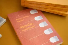 Díjazott debütkötetek, pöttyös trikók és összeomló bioszféra – öt friss könyvmegjelenés