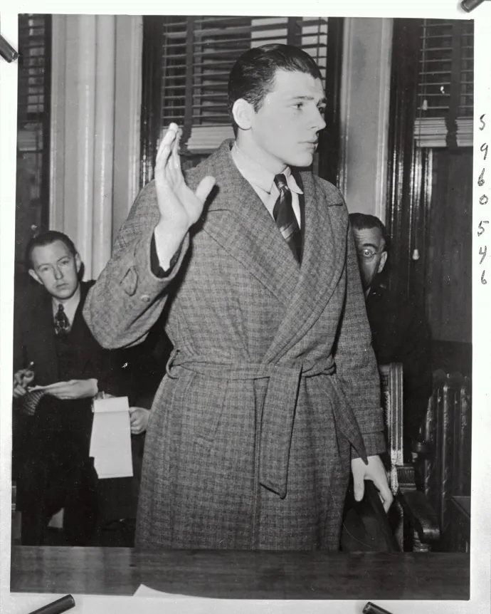 A 16 éves pincérsegéd, Stanley F. Tomaszewski eskü alatt tesz vallomást a tűzoltóság épületében tartott meghallgatáson – Fotó: Bettmann / Getty Images