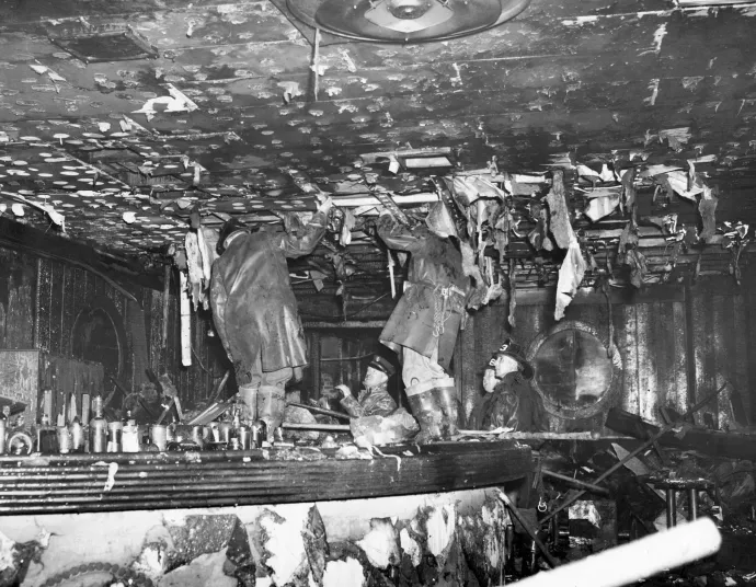 Vizsgálat a kiégett bárban 1942. november 29-én – Fotó: Boston Globe / Getty Images