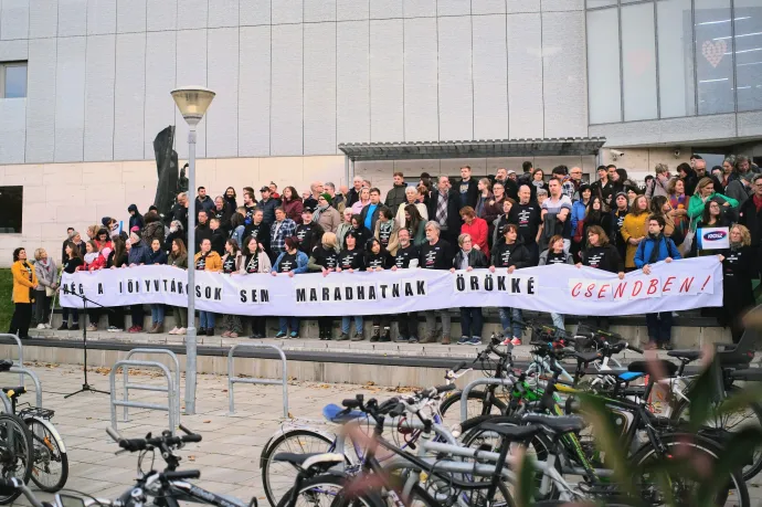 Méltatlan fizetések miatt demonstráltak a könyvtári dolgozók Pécsen