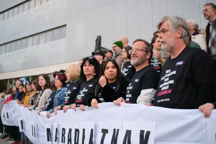 Méltatlan fizetések miatt demonstráltak a könyvtári dolgozók Pécsen