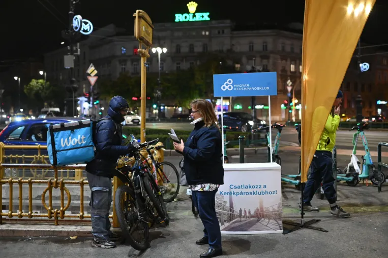 Do you know what two words Hungarians say when they see a foreign bike courier?