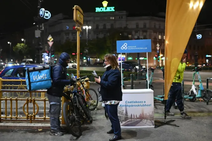 Do you know what two words Hungarians say when they see a foreign bike courier?