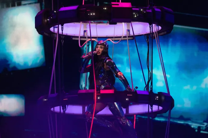 Katy Perry repülni, sprintelni és szaltózni is tud, csak a fiatalok nyelvén nem ért