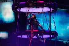 Katy Perry repülni, sprintelni és szaltózni is tud, csak a fiatalok nyelvén nem ért