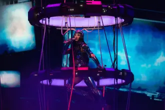 Katy Perry repülni, sprintelni és szaltózni is tud, csak a fiatalok nyelvén nem ért