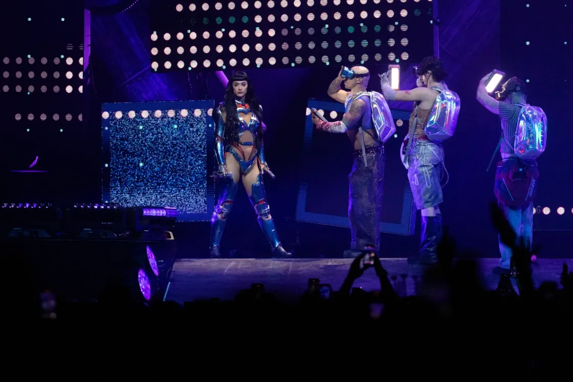 Katy Perry repülni, sprintelni és szaltózni is tud, csak a fiatalok nyelvén nem ért