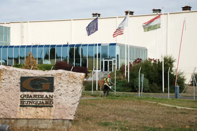 Szakadt zászlók a szélben az orosházi Guardian síküveggyár bejáratánál – Fotó: Móra Ferenc Sándor / Telex