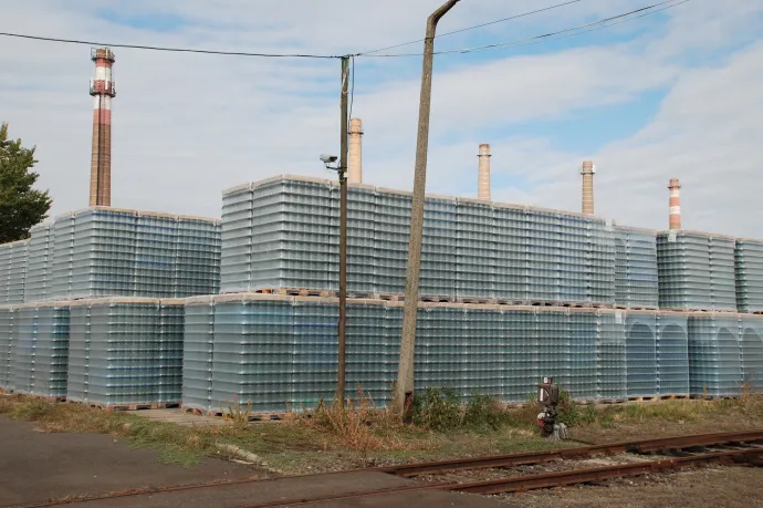 Raktárkészlet az orosházi öblösüveggyár udvarán – Fotó: Móra Ferenc Sándor / Telex