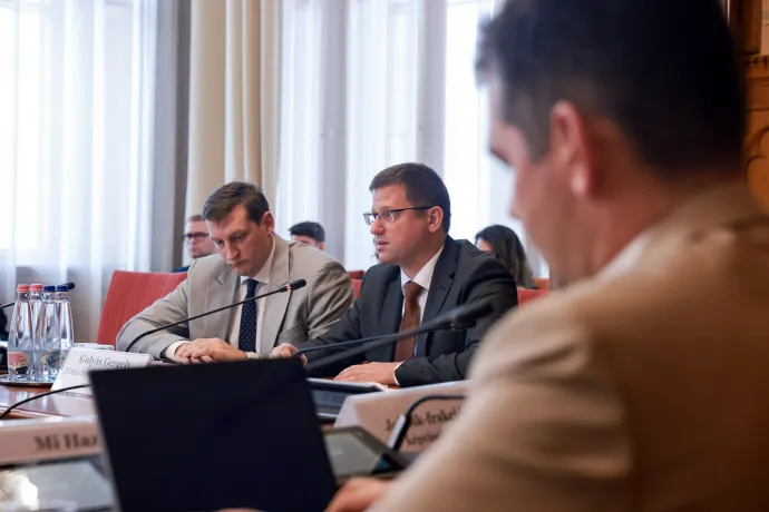 Tart-e a bukástól? – ezt is megkérdezték Gulyás Gergelytől