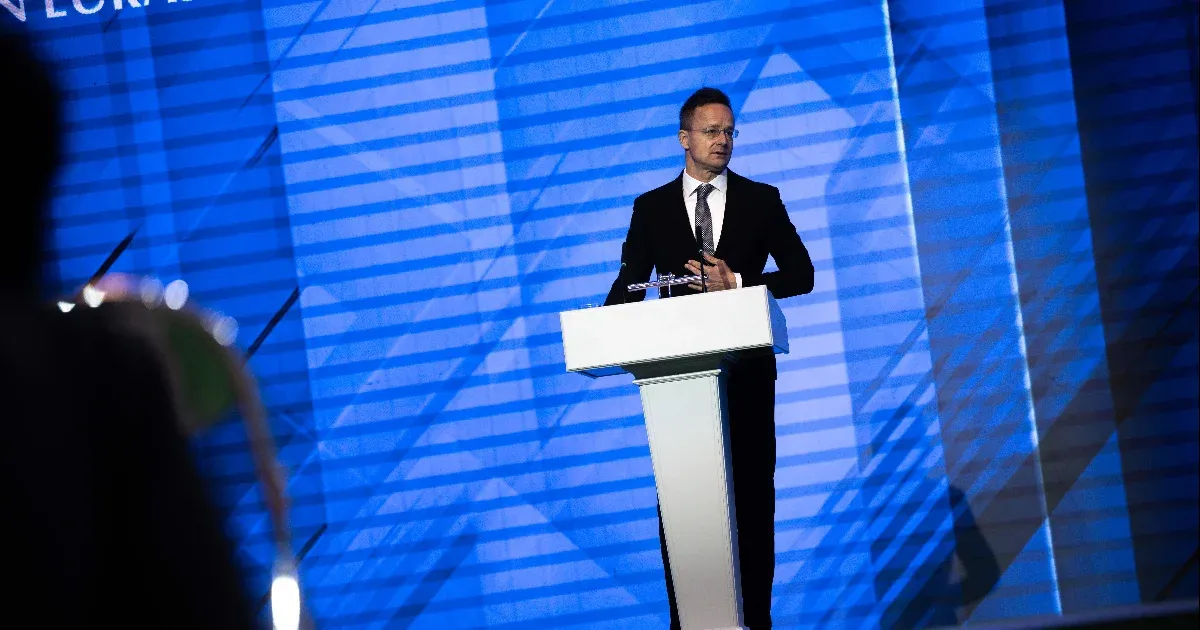 Szijjártó Minszkből közvetítette Lavrovék álláspontját: Oroszország továbbra is nyitott a békecsúcsra, amit „nem is kérdés”, Budapesten fognak megrendezni