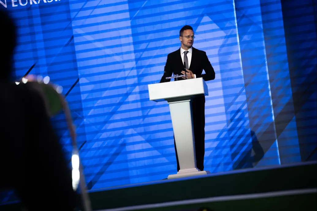 Szijjártó Minszkből közvetítette Lavrovék álláspontját: Oroszország továbbra is nyitott a békecsúcsra, amit „nem is kérdés”, Budapesten fognak megrendezni