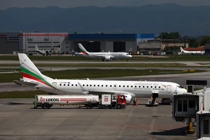 A Lukoil egyik üzemanyagot szállító tartálykocsija a Bulgaria Air egyik repülőgépe mellett a szófiai repülőtéren Bulgáriában 2024. május 8-án – Fotó: Stringer / NurPhoto / AFP