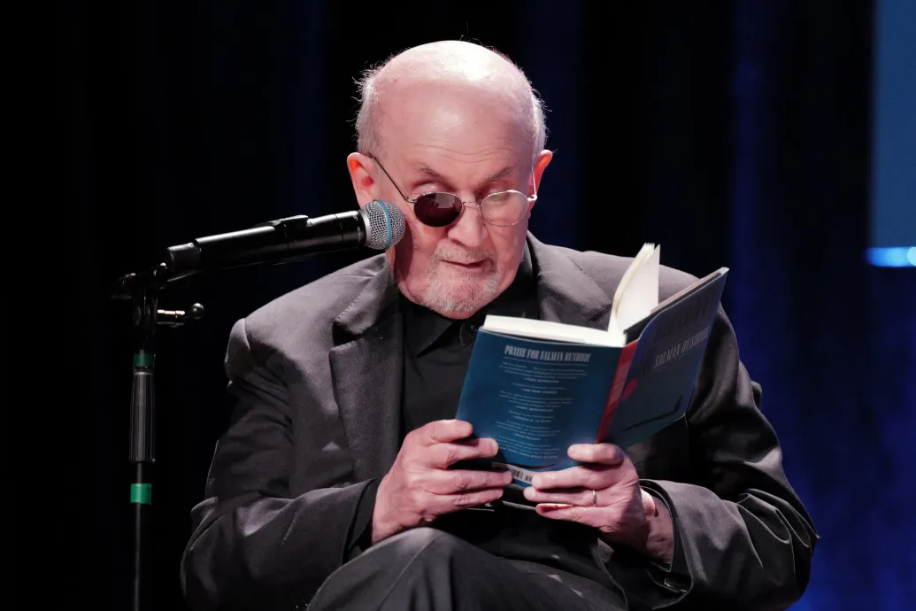 Salman Rushdie a halálról és arról ír új könyvében, hogy cserben hagytak bennünket a szavak