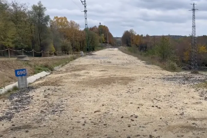 Lassan egy éve, hogy lezárták, most mégsem dolgozik senki a Veszprém–Ajka-vasútvonal felújításán