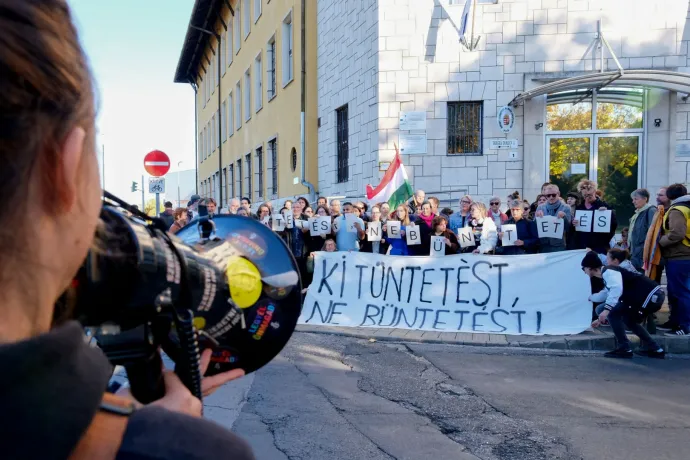 Gyanúsítottként hallgatták ki a Pécs Pride szervezőjét, támogatói szimpátiatüntetést tartottak a rendőrség előtt