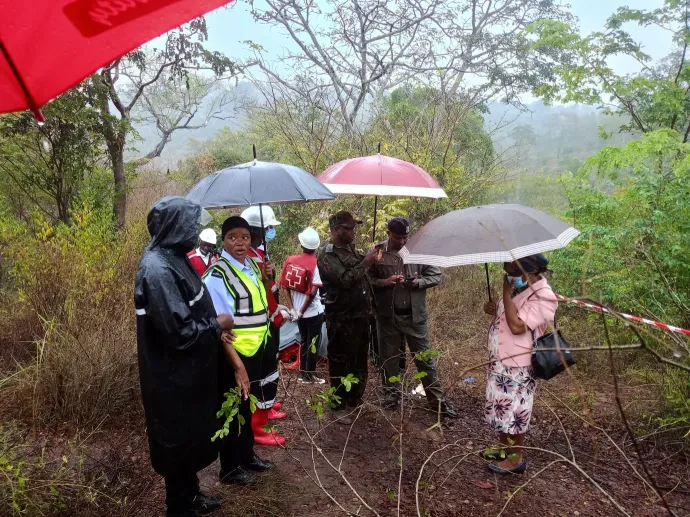 Soldiers and paramedics at the scene where a small plane carrying tourists crashed near Diani, Kenya, on October 28, 2025 – Photo: AP / MTI